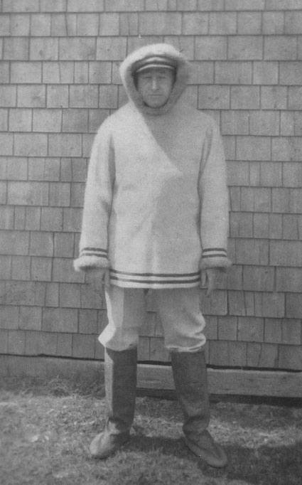 Captain Randell in Arctic kit prior to his first expedition Hudson Bay, Summer 1927 - Capitaine Randell dans le kit arctique avant son premier compartiment de Hudson d'expédition, été 1927
