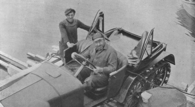 Captain Randell (at the wheel) bringing a motor car ashore at Mistake Bay near Arctic Circle, Summer 1928 - Capitaine Randell (à la roue) apportant une automobile à terre à la Mistake Bay près du cercle arctique, été 1928