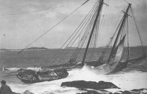 Schooner wrecked on the rocks, March 29, 1913, St. Pierre - Schooner a détruit sur les roches, mars 29, 1913, St. Pierre.