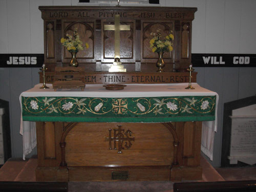 Altar at Trinity Chapel, in memory of Orlando James Morris who was lost at sea on Sept 24, 1916 on the Harry Victor Morris - Autel à la chapelle de Trinity, dans la mémoire d'Orlando James Morris qui a été perdu en mer sur septembre 24, 1916 sur le Harry Victor Morris.
