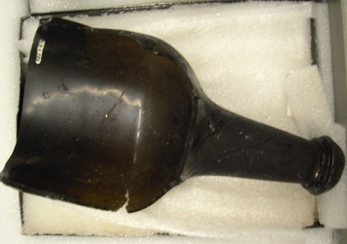 Broken bottle from shipwreck in Trinity Harbour - Bouteille cassée de naufrage dans le port de Trinity