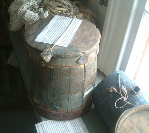 Barrels which were used on schooners to store things - Barils qui ont été employés sur des schooners pour stocker des choses