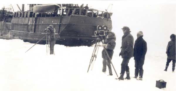 Filming beside the Viking.  Most filming on the ice occured near the ship - Production près du Viking. La plupart de production sur la glace s'est produite près du bateau.