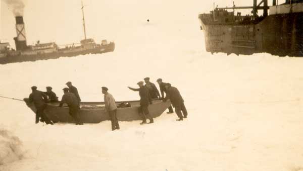 Towing the rescue boat - Remorquage du bateau