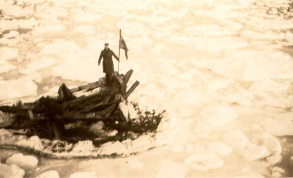 Wreckage on the ice - Épave sur la glace